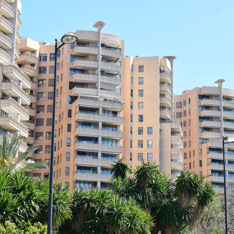 Torres residenciales de forma triangular en Avenida de Francia junto a palmeras