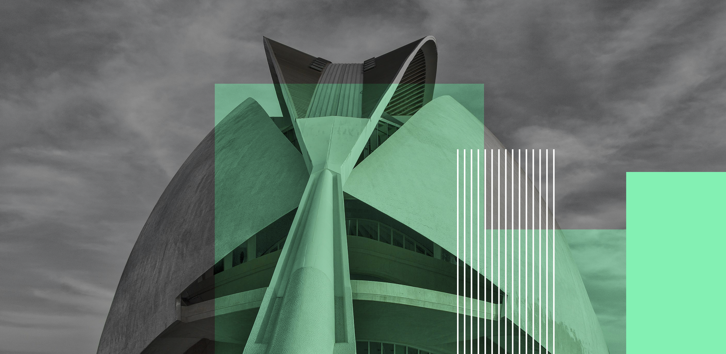 Edificio arquitectónico moderno con superficies curvas de hormigón y arcos monumentales bajo un cielo nublado