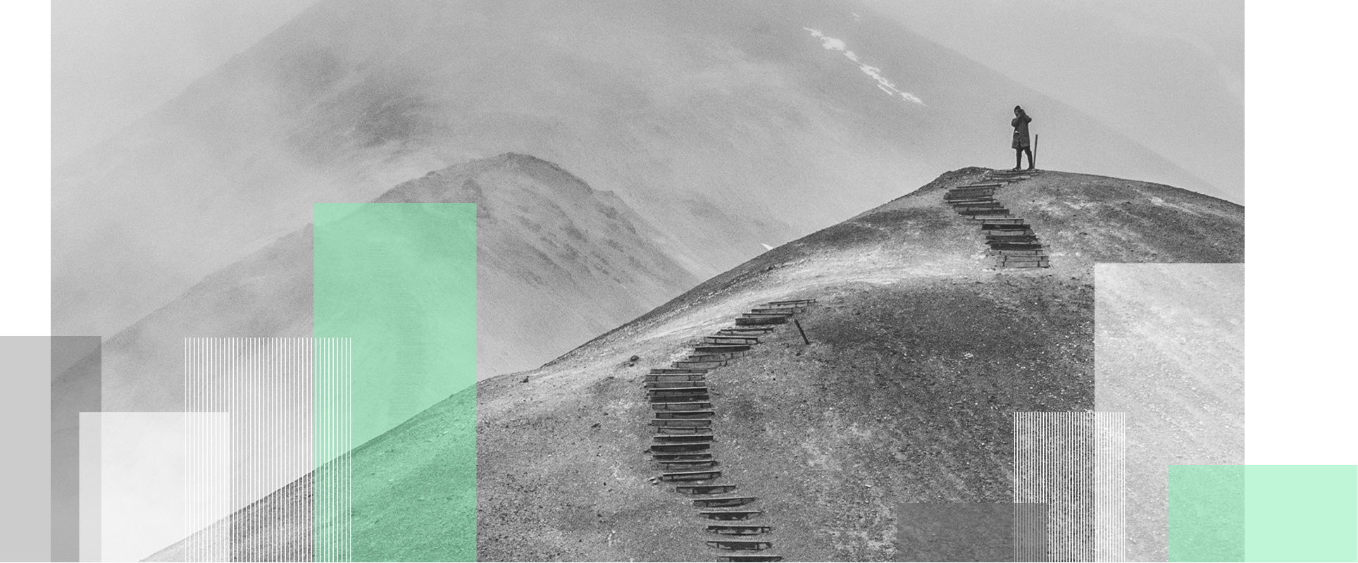 Persona en la cima de una colina pedregosa con escalones improvisados, sobre fondo de montañas brumosas y bloques geométricos verdes superpuestos