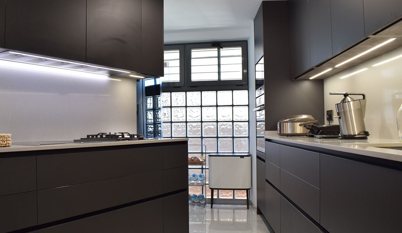Cocina moderna de apartamento en Avenida de Francia con muebles oscuros y encimera clara