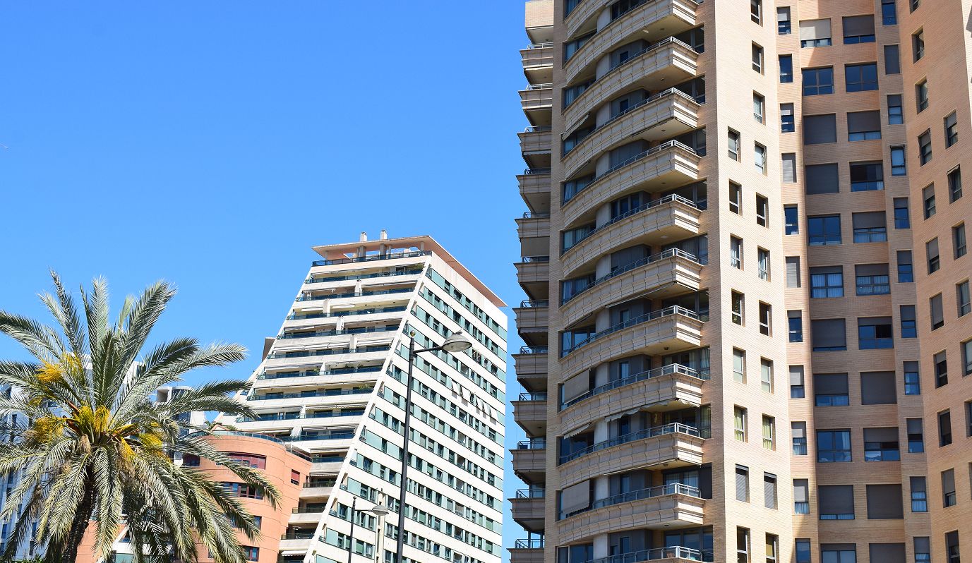 Fachada de edificio residencial en Avenida de Francia con balcones y jardineras en primer plano